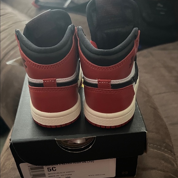 Nike Kids Air Jordan 1 High OG - Black, White, Red nwt 5c - Picture 4 of 6